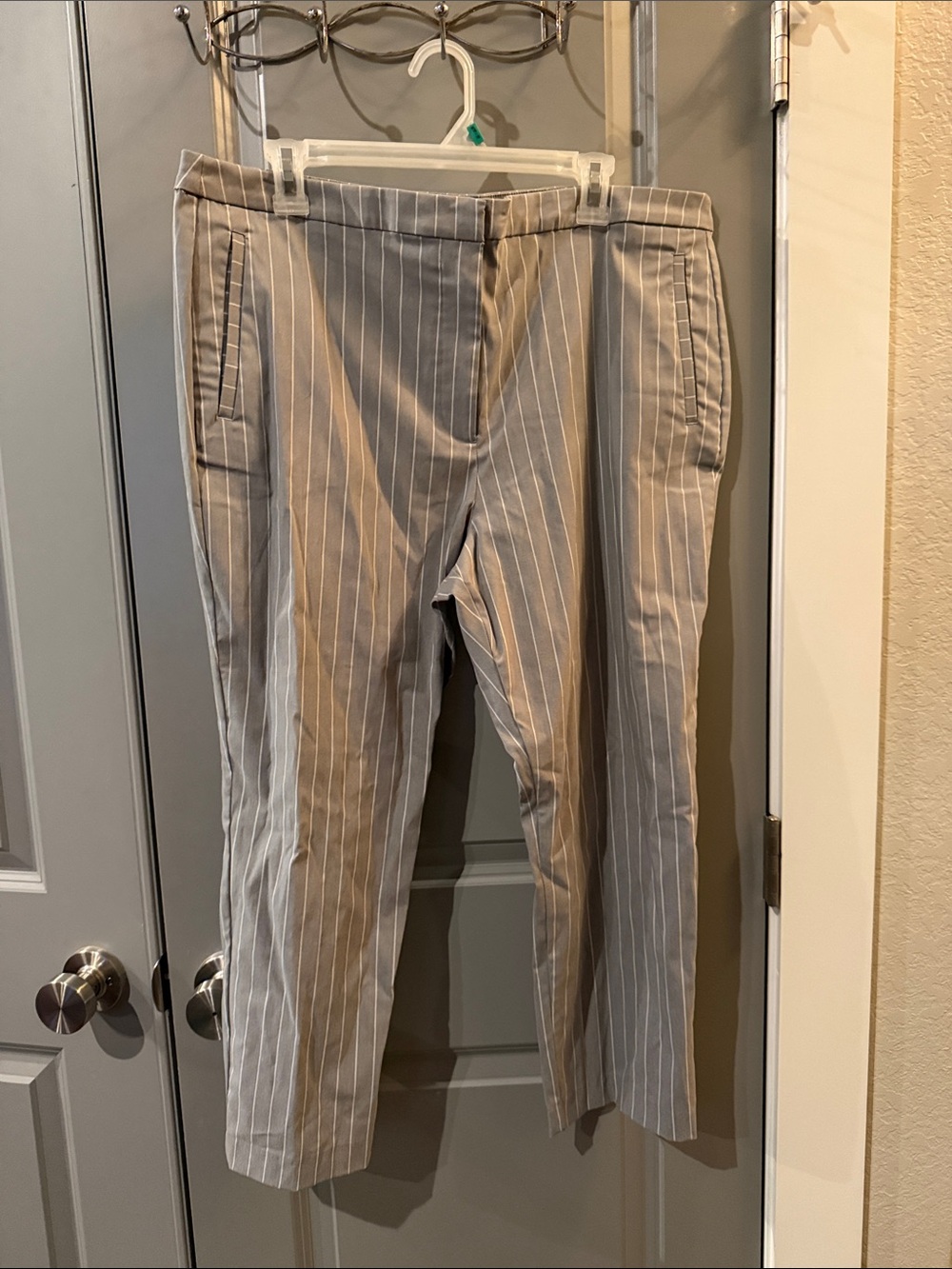 Worthington Gray Pinstriped Cropped Dress Pants